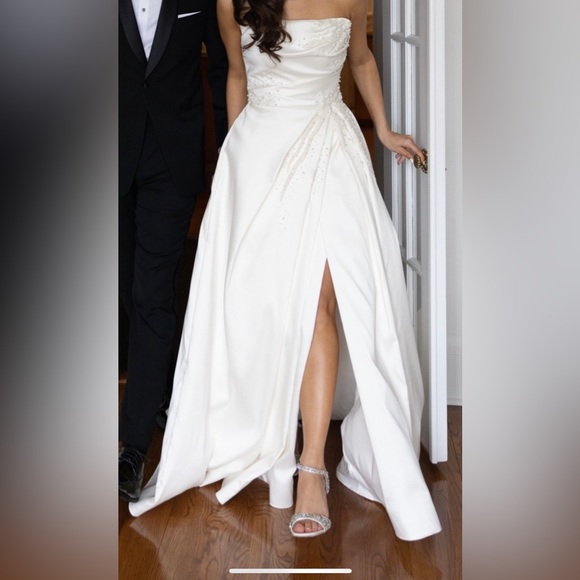 Dresses & Skirts - Wedding dress with pearls